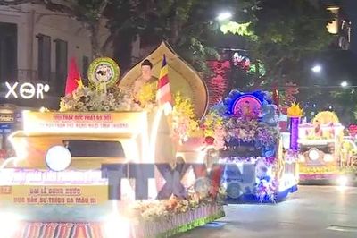Đông đảo Phật tử đón rước Xá lợi Phật tại chùa Quán Sứ