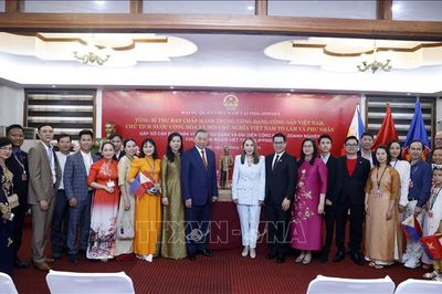 Tổng Bí thư, Chủ tịch nước và Phu nhân gặp gỡ cộng đồng người Việt Nam tại Philippines