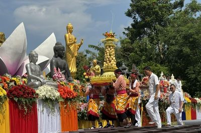 Hàng nghìn người tham gia lễ rước Kirab Waisak tại đền Borobudur