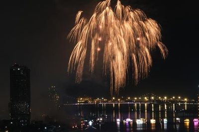 Hai câu chuyện rực sáng trên bầu trời sông Hàn