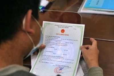 Chuyển từ 'quản lý thụ động' sang 'phục vụ chủ động': Đột phá trong đăng ký khai sinh, khai tử