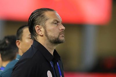 HLV Popov tố bị 'cướp trắng' điểm, tuyên bố sẽ rời V-League mãi mãi