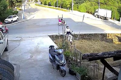 Mất lái khi băng qua ngã tư, người phụ nữ đi xe máy lao thẳng vào nhà dân