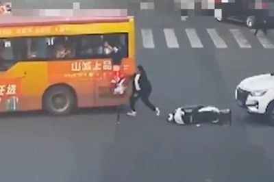 Bé gái rơi khỏi cửa sổ xe buýt, người đàn ông vứt xe máy lao tới cứu