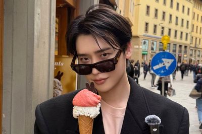 Lee Jong Suk khoe ảnh đời thật, visual được khen 'như hoàng tử'