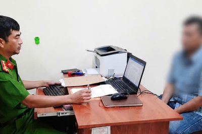 Cho công nhân vay lãi cao, giữ thẻ ATM nhận lương để thu hồi nợ