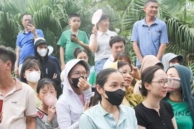 Thi vào lớp 10 ở Hà Nội: Thí sinh vượt qua biến cố gia đình, buổi thi nào cũng ôm mẹ thật chặt