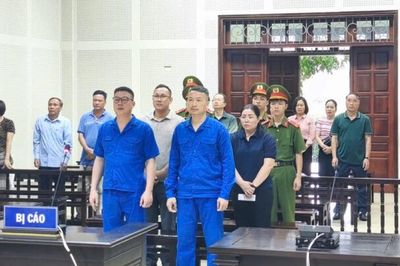 Đưa và nhận hối lộ, mua bán trái phép hóa đơn, 3 bị cáo lĩnh tổng cộng gần 30 năm tù giam