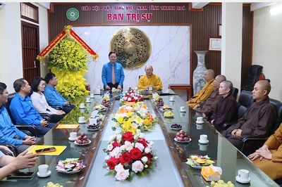 Chủ tịch Tổng Liên đoàn Lao động Việt Nam chúc mừng Đại lễ Phật đản và thăm hỏi công nhân tại Thanh Hóa