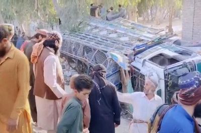 Lật xe tải chở người di cư tại Afghanistan, ít nhất 58 người thương vong