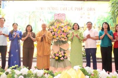 Phó Chủ tịch Thường trực HĐND tỉnh Bắc Ninh Trần Thị Hằng dự Đại lễ Phật đản tại chùa Đại Giác