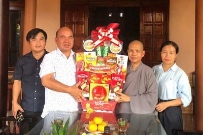 Lãnh đạo Ủy ban MTTQ tỉnh Gia Lai thăm, chúc mừng các chức sắc Phật giáo
