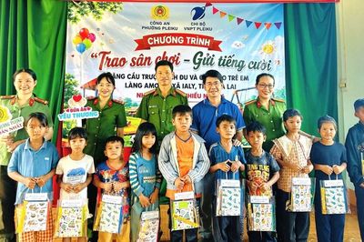 Trao sân chơi và quà cho trẻ em, hộ nghèo làng Amơng