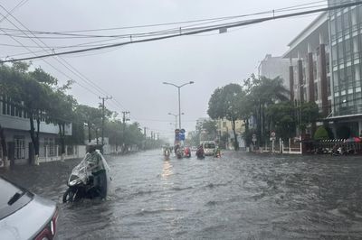 Mưa lớn khiến một số tuyến đường ở Nha Trang bị ngập sâu