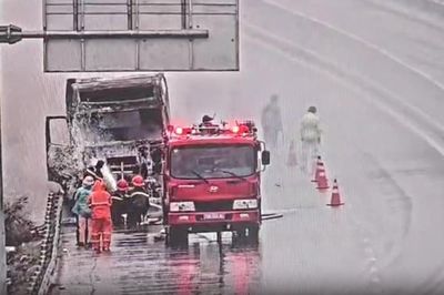 Xe ô tô đầu kéo bốc cháy trên đường bộ cao tốc Nha Trang - Cam Lâm