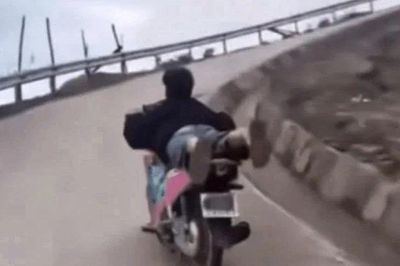 Nằm trên yên xe máy 'biểu diễn': Thanh niên bị tịch thu xe, chủ xe bị phạt 14 triệu