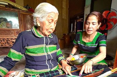 Nghệ nhân H'Jang bền bỉ bên khung cửi, giữ sắc màu văn hóa M'nông