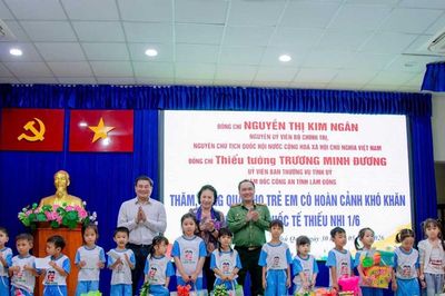 Nguyên Chủ tịch Quốc hội Nguyễn Thị Kim Ngân tặng quà cho trẻ em Đặc khu Phú Quý