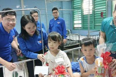 Tặng 100 suất quà cho các em thiếu nhi tại Bệnh viện hữu nghị Việt Nam-Cuba Đồng Hới