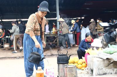 Người tự nguyện đun nước sôi cho những phiên chợ chè