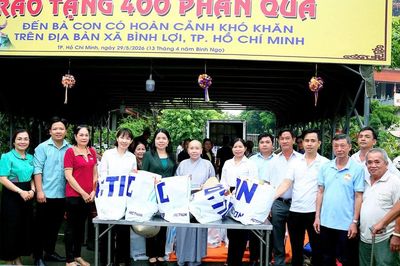 Học viện Phật giáo VN tại TP.HCM và chùa Thanh Tâm tặng 500 phần quà đến người dân khó khăn tại xã Bình Lợi