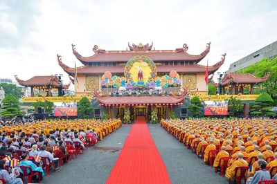 Hàng ngàn Tăng Ni, Phật tử tham dự Đại lễ Phật đản Phật lịch 2570 tại Việt Nam Quốc Tự