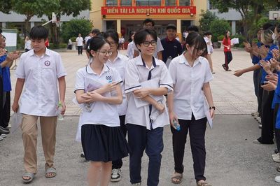 Những khoảnh khắc đầy cảm xúc trong kỳ thi vào lớp 10 tại Hà Nội