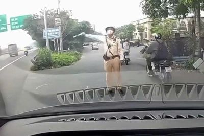 Người đàn ông hỏi CSGT ''Em có biết anh không'' xin lỗi, tài xế đi sai làn bị xử phạt