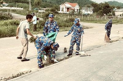 Trung đoàn 151 chung tay bảo vệ môi trường, xây dựng đảo xanh bền vững
