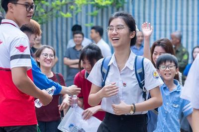 Thí sinh Hà Nội hồi hộp bước vào môn thi Toán kỳ thi lớp 10