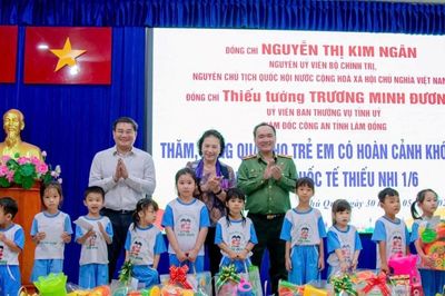Lâm Đồng: Thăm, tặng quà thiếu nhi và động viên lực lượng làm nhiệm vụ tại Đặc khu Phú Quý