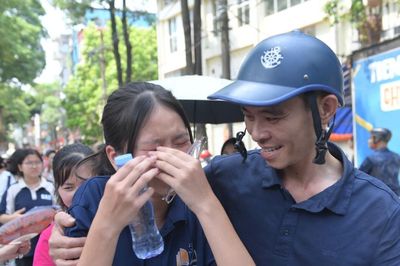 Nhiều thí sinh bật khóc sau khi kết thúc bài thi môn Toán vào lớp 10 Hà Nội