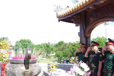 Đoàn sĩ quan trẻ Quân đội nhân dân Lào tri ân các Anh hùng liệt sĩ tại Thành Cổ Quảng Trị