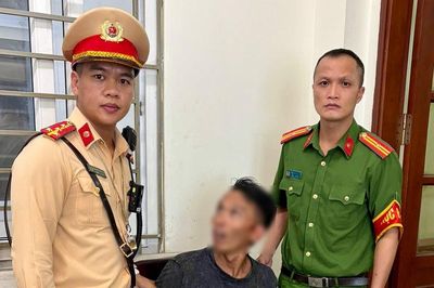 Hà Nội: Kịp thời khống chế người đàn ông có biểu hiện bất thường, đập phá tài sản trên phố