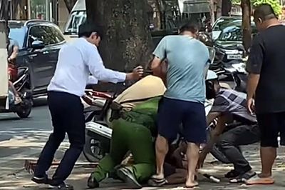 Cảnh sát khống chế đối tượng mang bồ cào đập phá ô tô trên phố