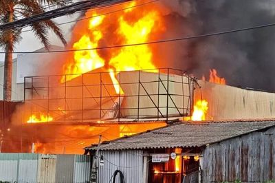 Cháy kho phế liệu hàng trăm mét vuông lan sang tiệm sửa xe