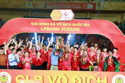 CLB Công an Hà Nội 'mở hội' ăn mừng chiến thắng tại sân Hàng Đẫy