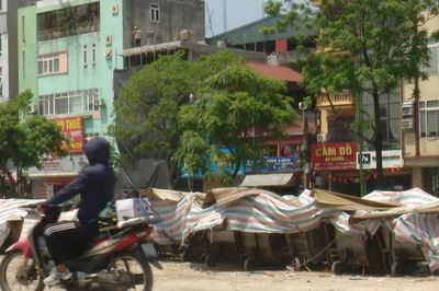 Thi công dang dở, đường Nguyễn Cảnh Dị thành nơi đổ rác