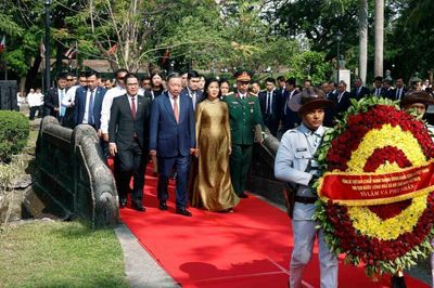 Tổng Bí thư, Chủ tịch nước Tô Lâm dâng hoa tại Tượng đài Chủ tịch Hồ Chí Minh tại Philippines