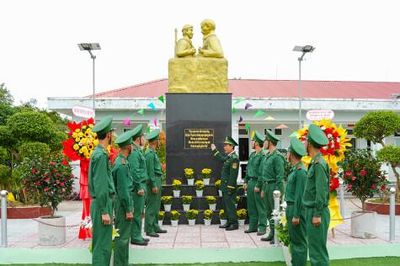 Thiêng liêng tượng đài 'Bác Hồ với chiến sĩ Biên phòng'