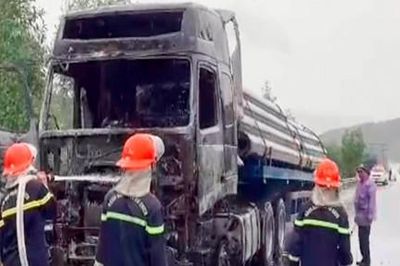 Xe đầu kéo bất ngờ bốc cháy dữ dội trên cao tốc