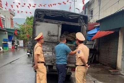 CSGT Hưng Yên phát hiện hơn 2 tấn tóp mỡ có dấu hiệu mốc, bốc mùi trên đường vận chuyển ra Hà Nội tiêu thụ