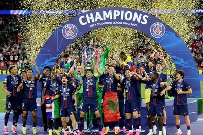 Khoảnh khắc PSG nâng cao cúp vô địch Champions League lần thứ hai liên tiếp