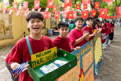 Bút mới, xe ôm miễn phí, 'bùa may mắn' tiếp sức sĩ tử Hà Nội trong ngày thi cuối