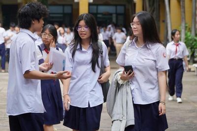 Thí sinh TP.HCM hồi hộp trước kỳ thi vào lớp 10