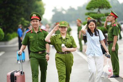 Gần 300 học sinh học kỹ năng sinh tồn, thoát hiểm tại Học viện Cảnh sát Nhân dân