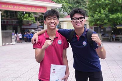 Khép lại kỳ thi vào lớp 10: Sĩ tử Hà Nội nhẹ nhõm, phụ huynh trút gánh lo