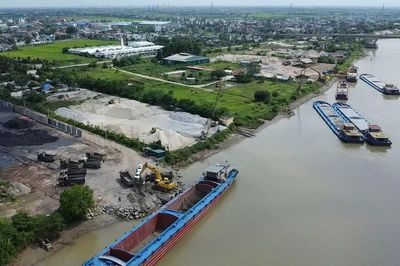 'Ma trận' bến bãi và những 'mố cẩu' đầy dấu hỏi ven sông Luộc ở Hưng Yên