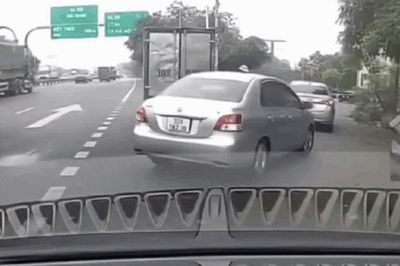 Hà Nội: Hỏi CSGT 'Em không biết anh à', tài xế ô tô và người đi cùng nhận cái 'kết đắng'