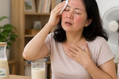 Phụ nữ tiền mãn kinh bị bốc hỏa, uống sữa đậu nành có giúp cải thiện?
